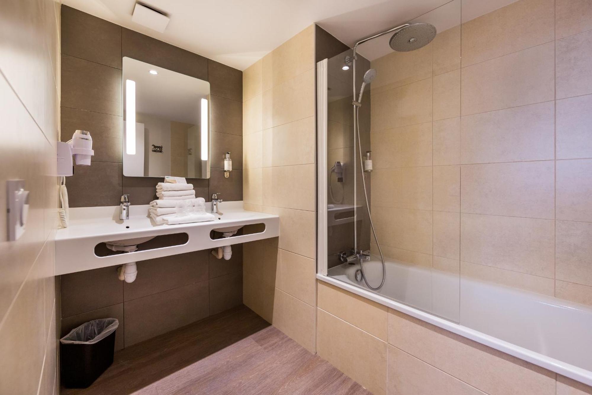 Brit Hotel Ploermel - Hotel De L'Hippodrome Экстерьер фото